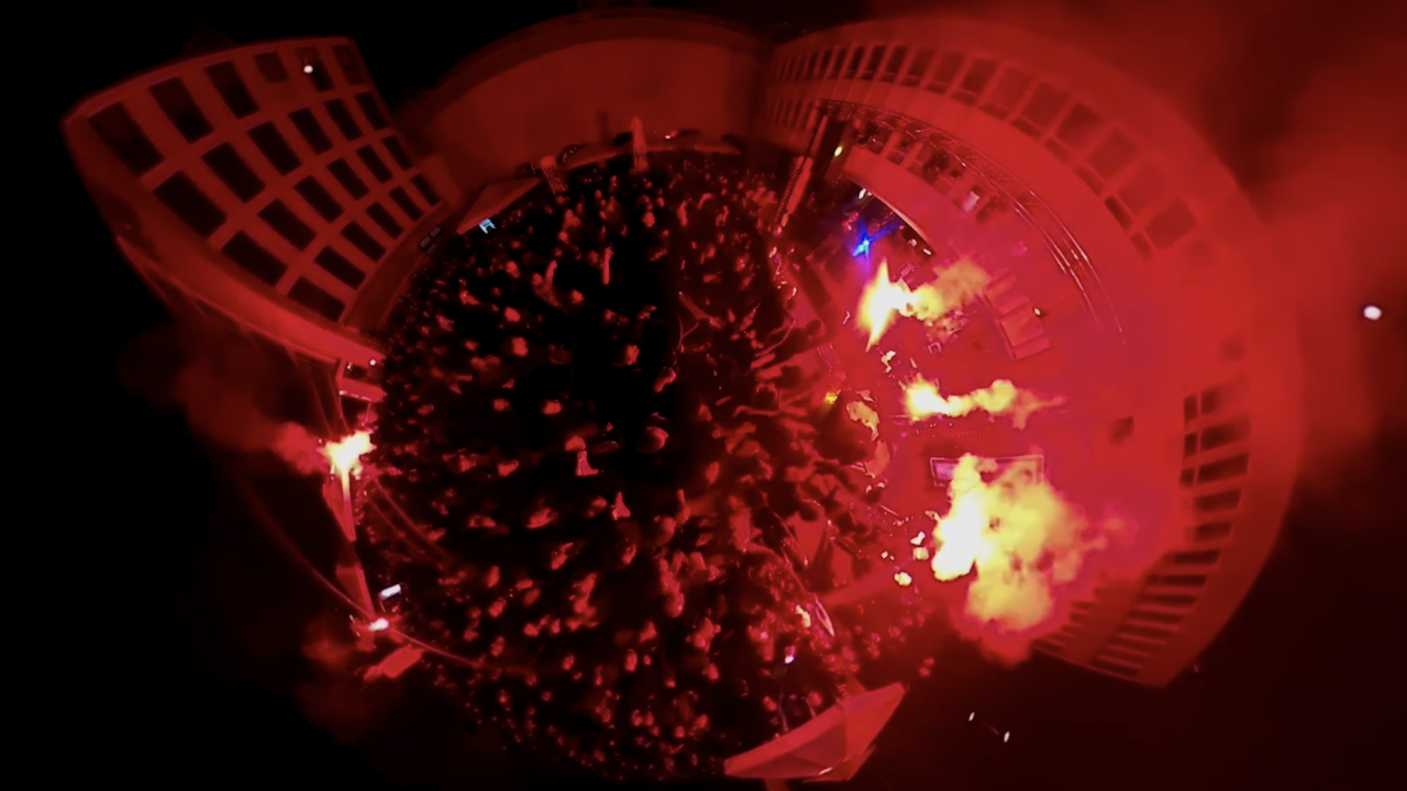 Hramovci bakljama ispred županije odali počast svim majkama, pogledajte spektakularni 360° video