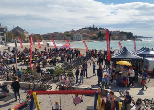 Jura Stublić nastupa na tradicionalnoj biciklijadi u Primoštenu