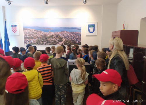 Vodički prvašići posjetili Gradsku upravu i gradonačelnika
