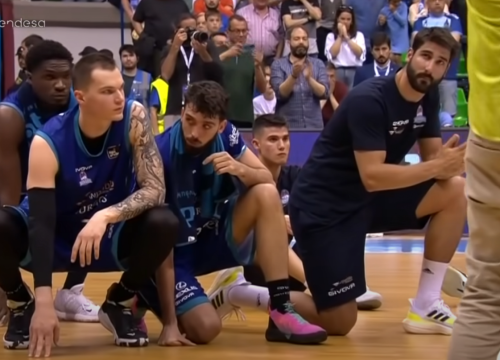 Predsjednik košarkaškog kluba natjerao igrače da kleče pred navijačima nakon užasne sezone