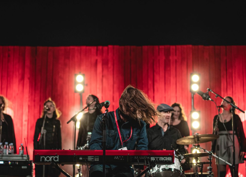 J.R. August u nedjelju u pratnji zbora na pozornici Arsena