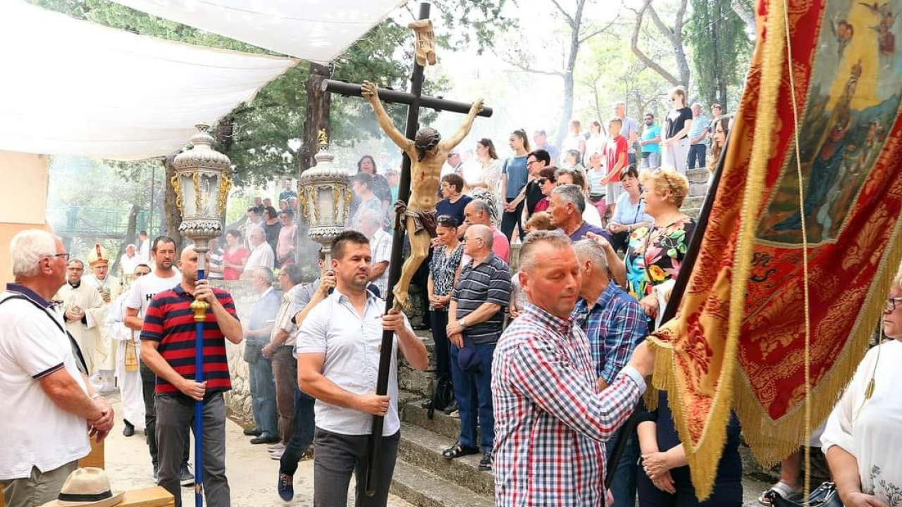 Proslavljena svetkovina Gospe od Karavaja u Tisnom: Središnju misu predvodio biskup Tomislav Rogić
