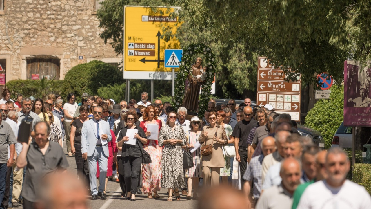 Velikom procesijom Drnišani proslavili blagdan sv. Ante