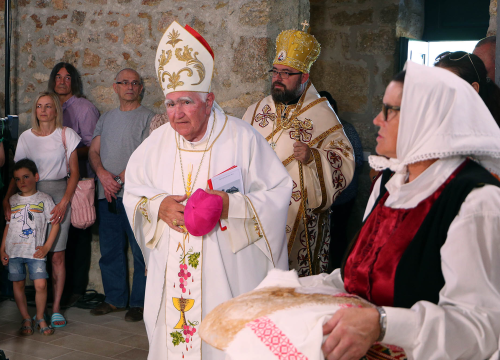U Kričkama posvećena obnovljena crkva Pokrova presvete Bogorodice