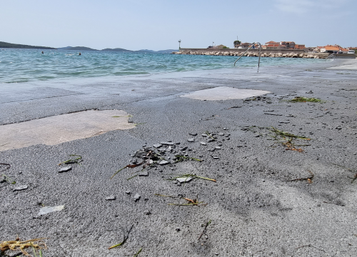 Kupači nezadovoljni obnovljenom plažom u Zablaću: Raspada se gornji sloj betona