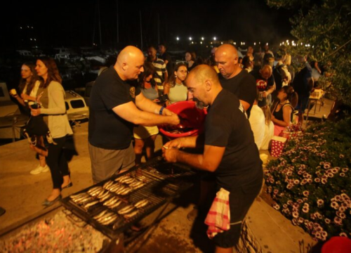 Fotografija 5 - Na ribarskoj fešti uz Tedija Spalata 'planulo' 165 kg srdela