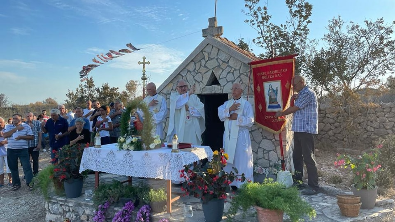 Misu u zoru za vjernike Zatona i Rasline predvodio biskup Tomislav Rogić