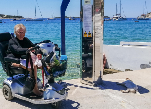 U Primoštenu postavljeno pomagalo koje osobama s invaliditetom omogućuje samostalan ulazak u more