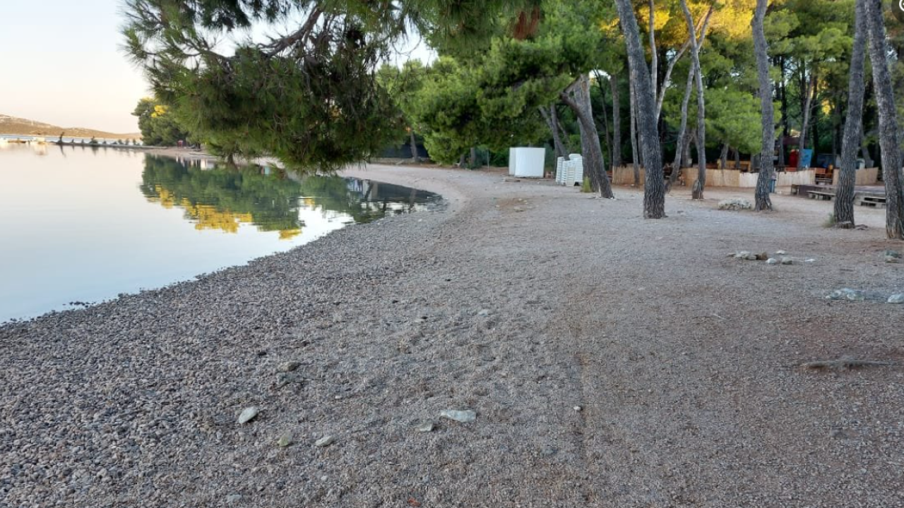 Ako u Pirovcu ostavite šugaman na plaži kako biste rezervirali mjesto, kazne do 1500 kuna