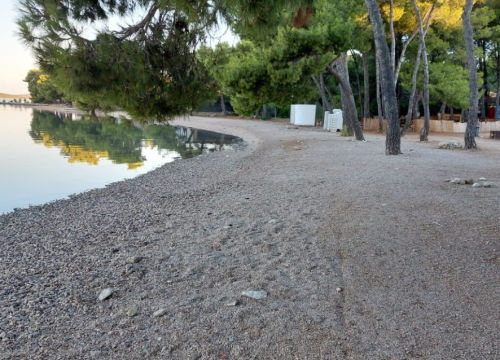 Ako u Pirovcu ostavite šugaman na plaži kako biste rezervirali mjesto, kazne do 1500 kuna
