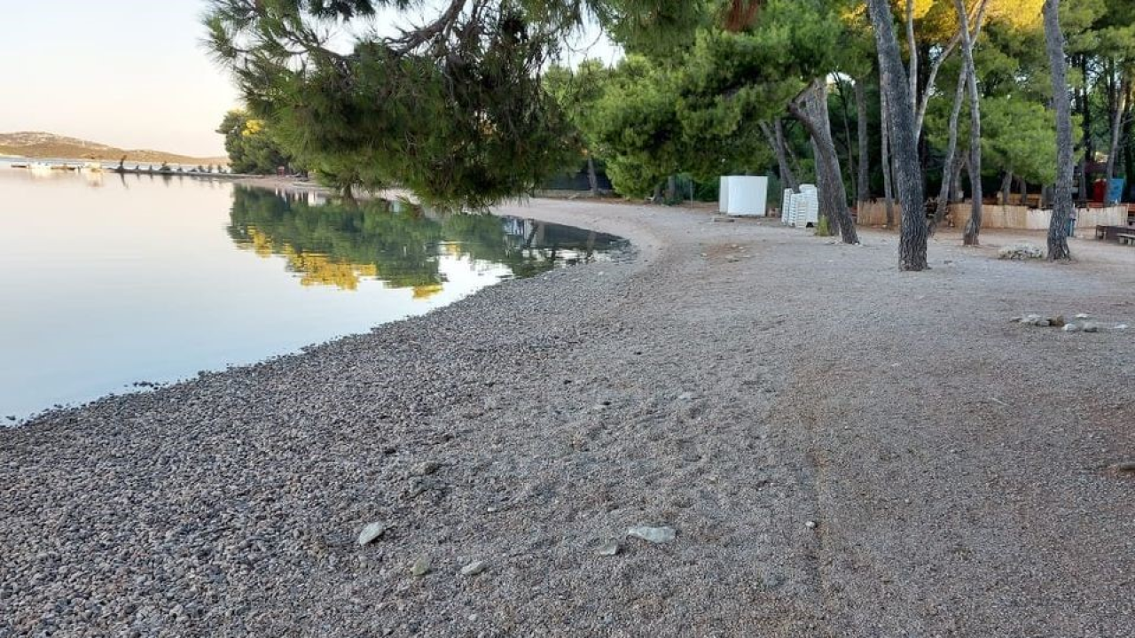 U Pirovcu za ručnik ostavljen na plaži kazna do 1500 kuna