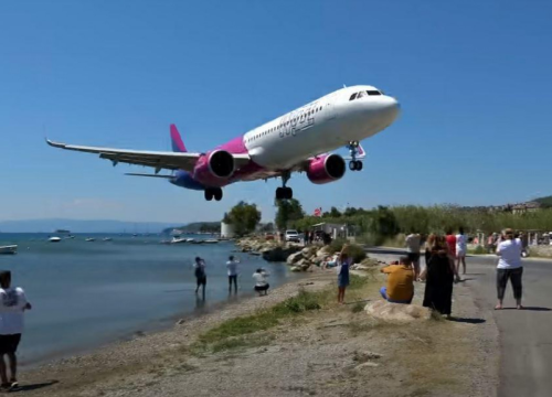 Opasna atrakcija: Ljudi se saginju i bježe od aviona, žena od siline pala na leđa...