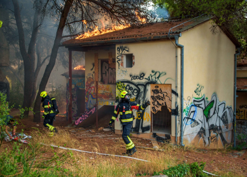 Izbio požar u napuštenom odmaralištu u Vodicama