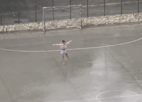 Djevojka na igralištu plesala po najvećoj kiši: 'Dajte joj nagradu grada Splita'