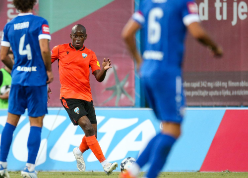 Suci prekinuli prijateljsku utakmicu zbog bacanje banane na travnjak pred Šibenikova igrača!