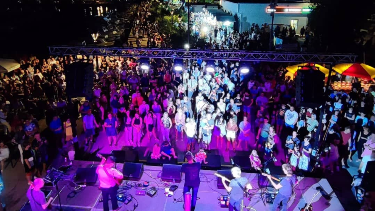 Pirovčani večeras feštaju uz Daleku obalu