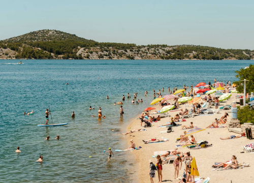 Incident na plaži u Šibeniku: Muškarac se skinuo gol, maloljetnik ga svom snagom opalio u međunožje