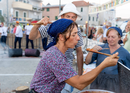 ‘Fešta od šaše i pulente’ tradicionalno proslavljena na vodičkoj rivi