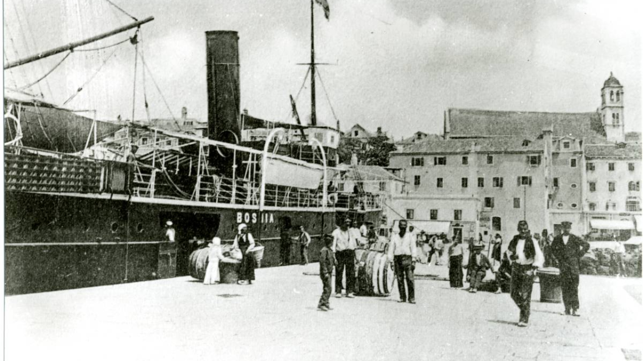 Šibenski leksikon: Napirlitati se da se čuje na tri metra, pa prefin od sebe napraviti dežgraciju