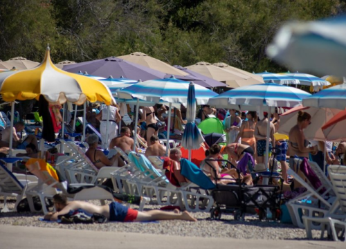 Plaže u Vodicama i Srimi pune kao usred sezone