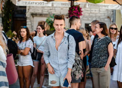 Frankove modne kombinacije i selfije prati preko 150 tisuća ljudi, a jutros je šetao po Šibeniku