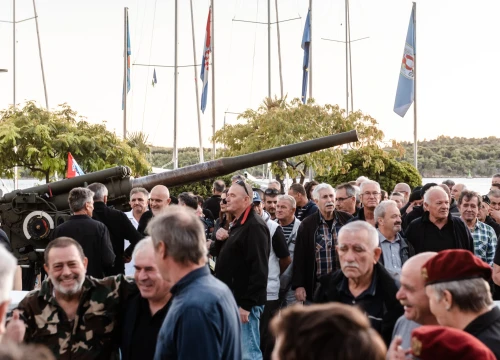 Fotografija 2 - Uz pidoće i klapu u Šibeniku obilježen Dan hrvatskih branitelja: 'U slobodi smo se više dijelili nego spajali'