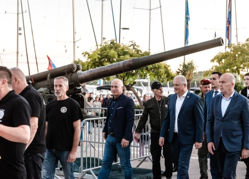 Fotografija 4 - Uz pidoće i klapu u Šibeniku obilježen Dan hrvatskih branitelja: 'U slobodi smo se više dijelili nego spajali'