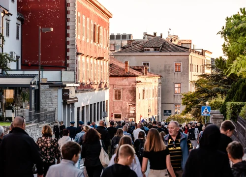 Fotografija 6 - Uz pidoće i klapu u Šibeniku obilježen Dan hrvatskih branitelja: 'U slobodi smo se više dijelili nego spajali'