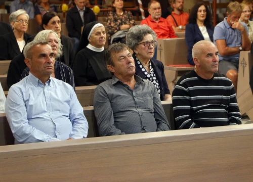 Fotografija 4 - Rogić predvodio misu zadušnicu za biskupa Badurinu i branitelje