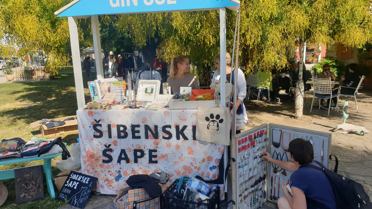 Buvljak ispred Azimuta: Uključile se i Šibenske šape, prihod ide za liječenje nezbrinutih i bolesnih životinja