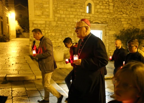Fotografija 4 - Ususret sv. Mihovilu održana procesija mladih u Šibeniku