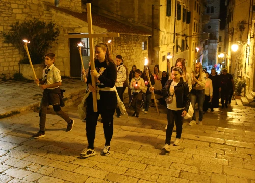 Fotografija 1 - Ususret sv. Mihovilu održana procesija mladih u Šibeniku