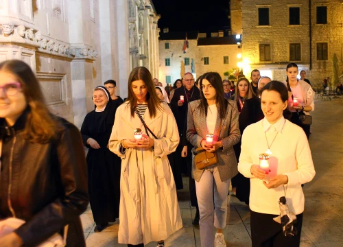 Fotografija 6 - Ususret sv. Mihovilu održana procesija mladih u Šibeniku