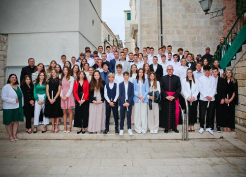 Slavlje sv. Krizme u Vodicama: 63 krizmanika primilo sakrament sv. Potvrde