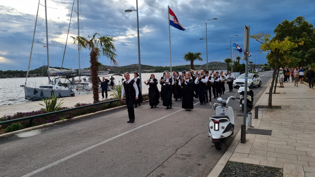 Šibenska narodna glazba počastila sugrađane promenadnim nastupom gradskim ulicama