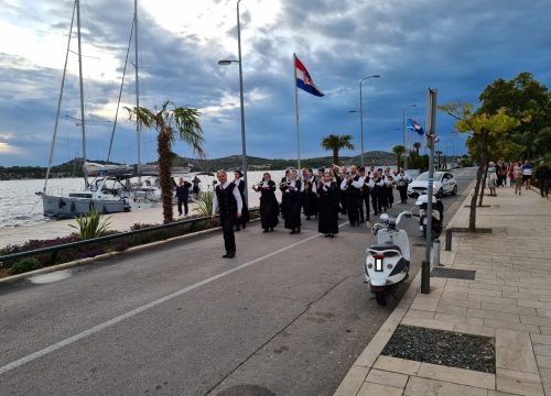 Šibenska narodna glazba počastila sugrađane promenadnim nastupom gradskim ulicama