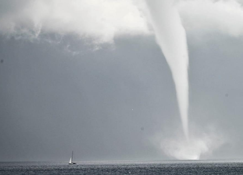 Velika pijavica pred Splitom, zaprijetila i jedriličarima Mrdujske regate