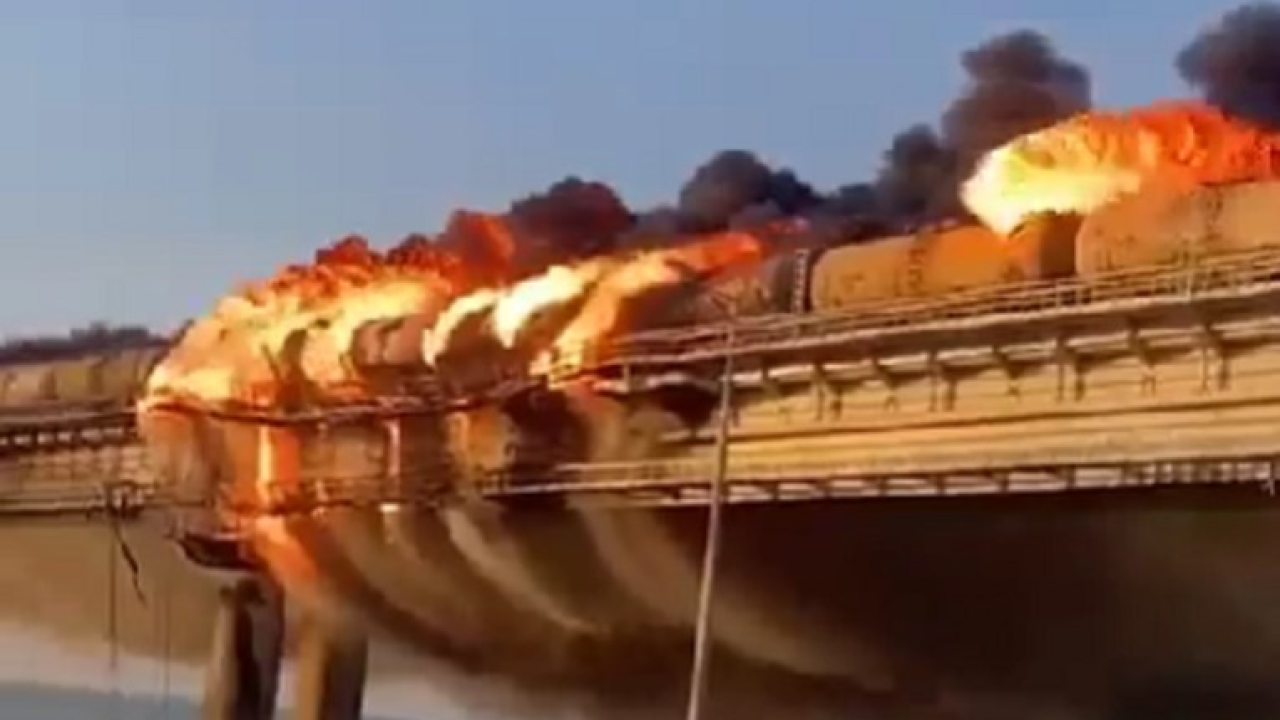 Gori Krimski most, dio se urušio: Stižu snimke trenutka eksplozije