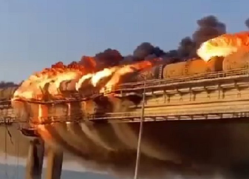 Gori Krimski most, dio se urušio: Stižu snimke trenutka eksplozije