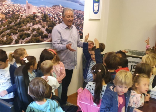 Djeca iz vrtića Tamaris posjetila vodičkog gradonačelnika Antu Cukrova