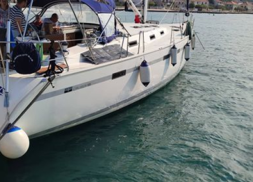 Na mulu u Kapriju posada jedrilice ručno u kantama izbacila fekalije u more: 'To se događa cijelo ljeto'