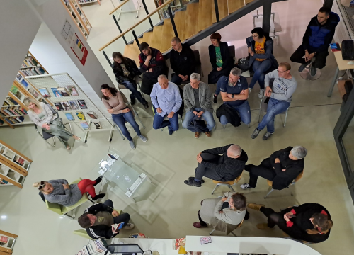 Mario Kovač u Kninu predstavio u knjižnici zbirku poezije 'Metamorfoze iliti pretvorbe'