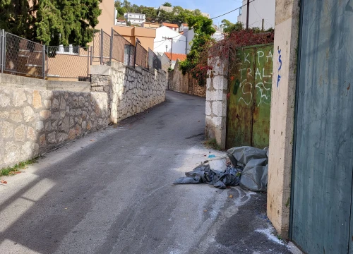 Fotografija 1 - Smeće na Mimicu nastavlja se bacati preko zida, a tu su sad i ostaci građevinskog materijala