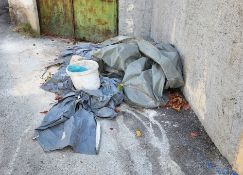 Fotografija 2 - Smeće na Mimicu nastavlja se bacati preko zida, a tu su sad i ostaci građevinskog materijala