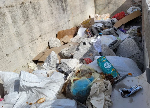 Fotografija 4 - Smeće na Mimicu nastavlja se bacati preko zida, a tu su sad i ostaci građevinskog materijala