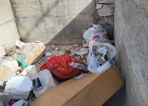 Fotografija 3 - Smeće na Mimicu nastavlja se bacati preko zida, a tu su sad i ostaci građevinskog materijala