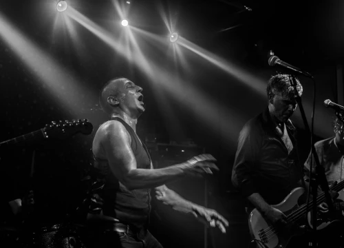 Fotografija 2 - Jonathan rasprodao Azimut, pogledajte kako je bilo na energičnoj svirci riječkih rockera