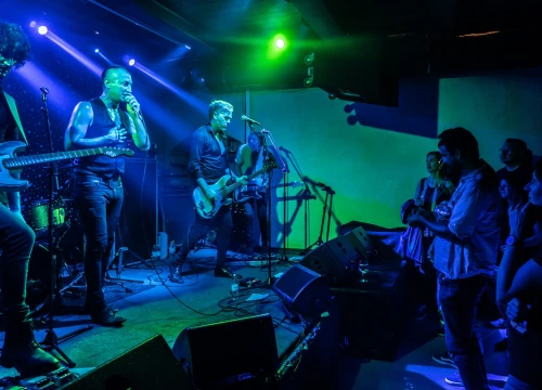 Fotografija 1 - Jonathan rasprodao Azimut, pogledajte kako je bilo na energičnoj svirci riječkih rockera