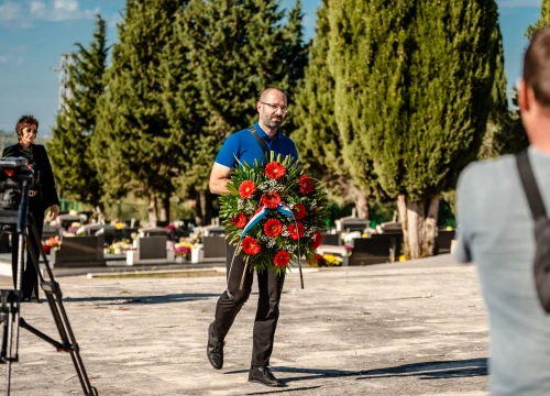 Fotografija 2 - Na spomen-kosturnicu na Kvanju stavljeni karanfili: 'Za poginule neće biti zvučnika po gradu, ali će biti ponosa i prkosa'
