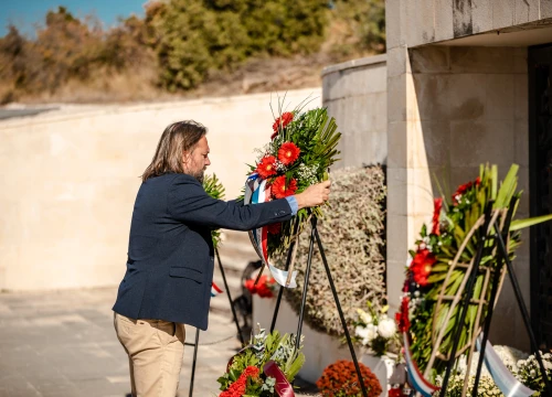 Fotografija 4 - Na spomen-kosturnicu na Kvanju stavljeni karanfili: 'Za poginule neće biti zvučnika po gradu, ali će biti ponosa i prkosa'
